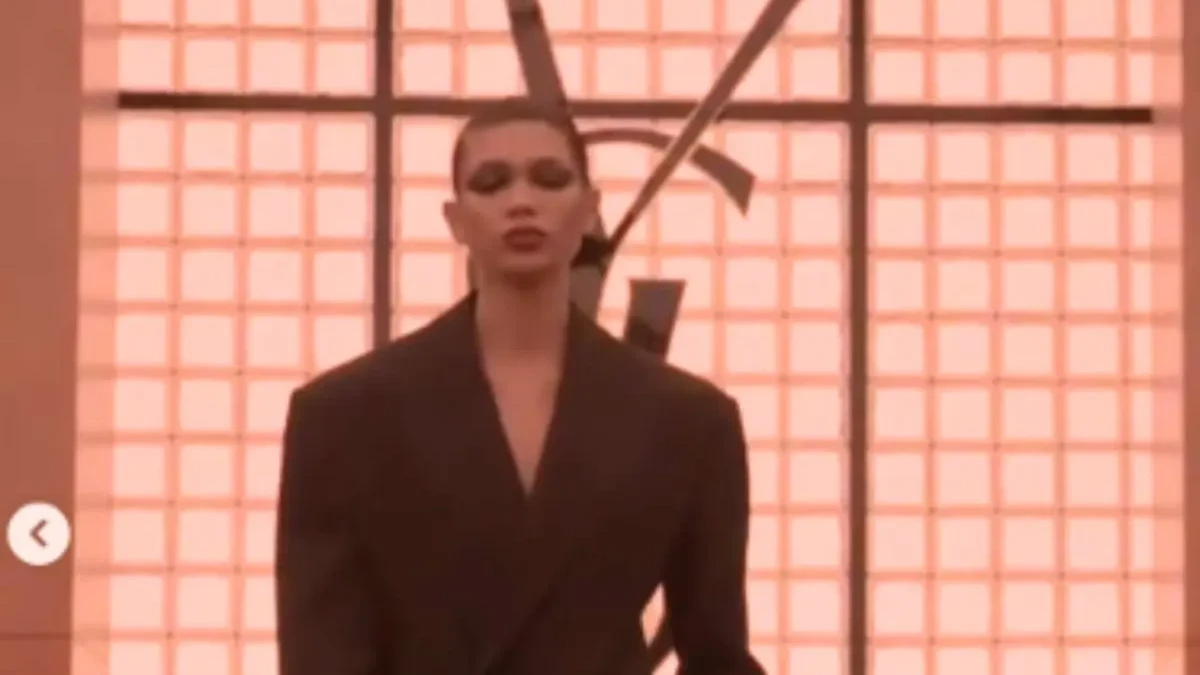 Brasileira de 19 anos abre desfile da Saint Laurent na Paris Fashion Week