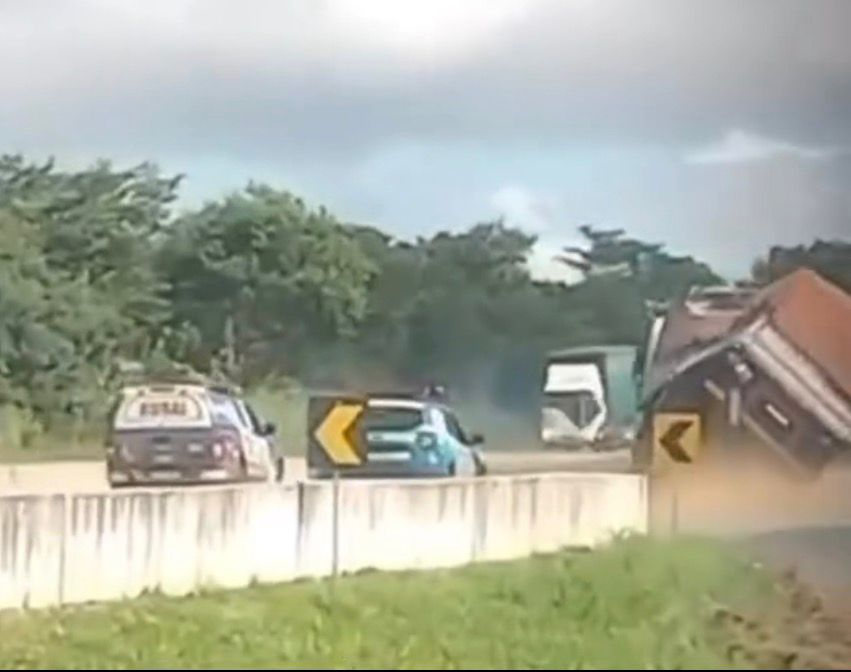 Carreta furtada carregada com soja tomba após perseguição policial na BR-050 em Goiás