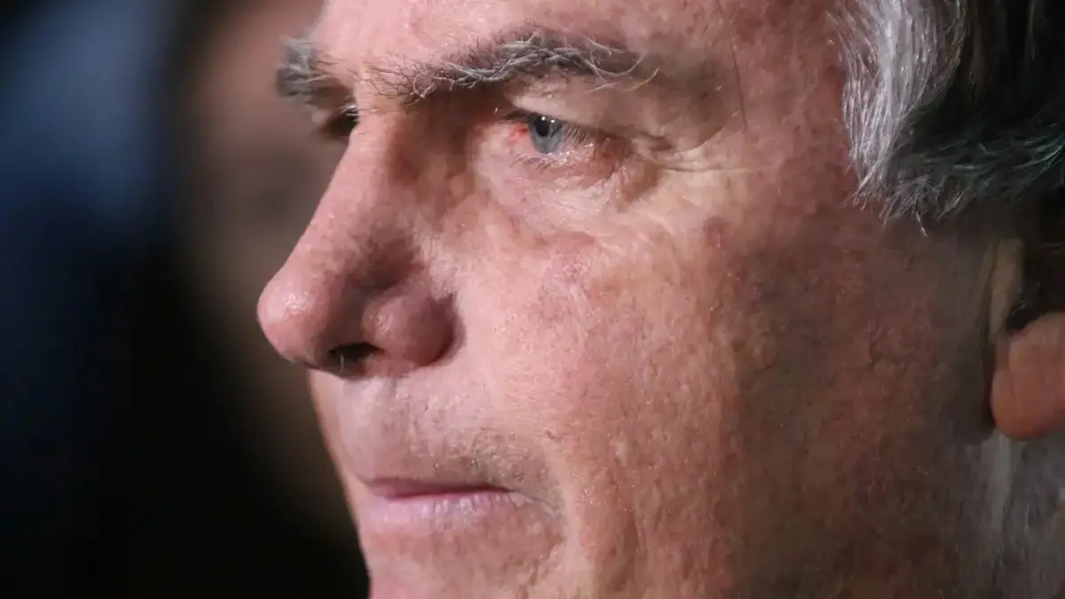 Jair Bolsonaro é internado em Brasília após passar mal na prisão; entenda o quadro de saúde