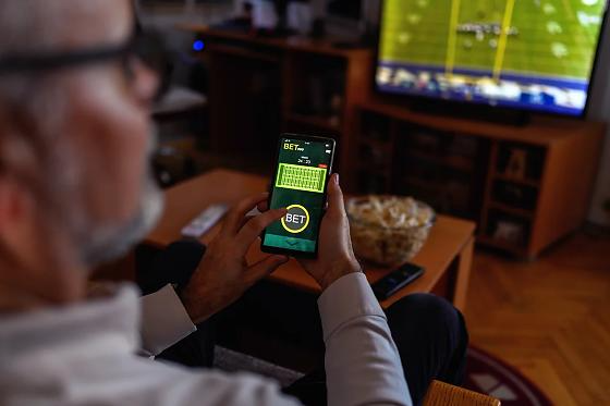 Justiça determina que sites de apostas exibam alertas sobre riscos do jogo para operar em Goiás
