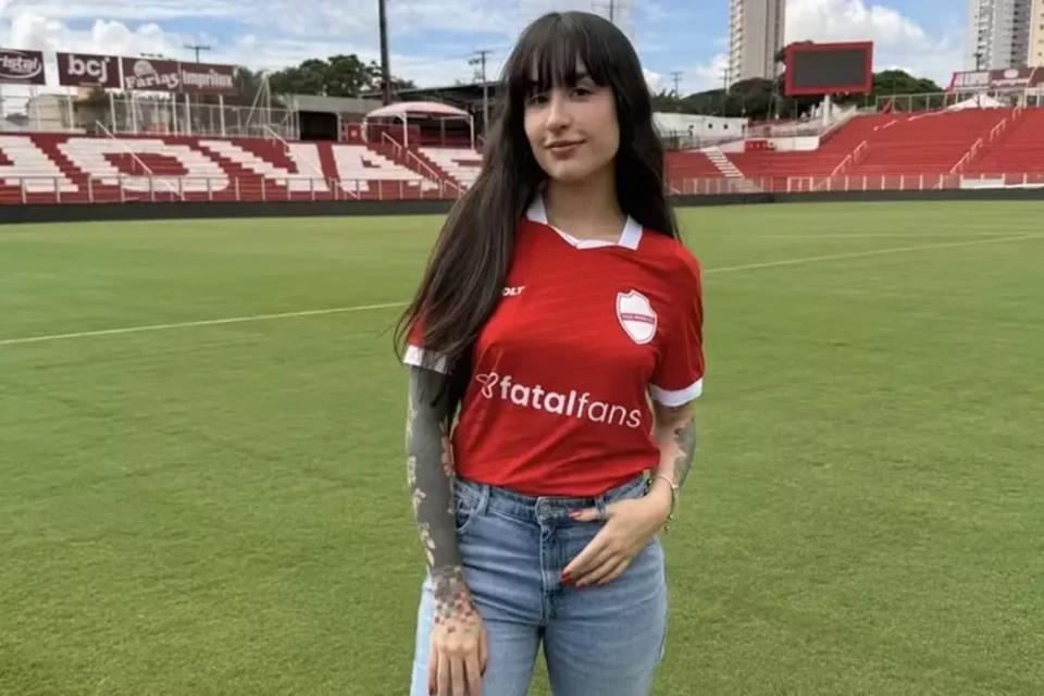 Vila Nova fecha patrocínio com plataforma adulta e traz 'Beiçola do Privacy' para jogo no OBA